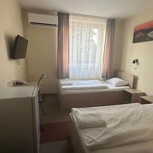 Free Parking, Free Breakfast, Only 15 Minutes To Center , Budapest Magyarország